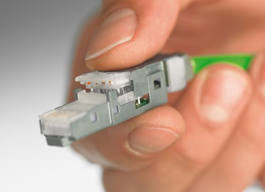 Die industrietauglichen RJ45-Steckverbinder verfügen über eine einfach zu handhabende Schnellanschlusstechnik. Ein robustes Zink-Druckguss-Gehäuse stellt eine durchgängige Schirmung und mechanische Stabilität sicher. Die industrietauglichen RJ45-Steckverbinder verfügen über eine einfach zu handhabende Schnellanschlusstechnik. Ein robustes Zink-Druckguss-Gehäuse stellt eine durchgängige Schirmung und mechanische Stabilität sicher.