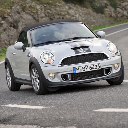 In Anlehnung an die britische Roadster-Tradition wurde beim MINI ein schwarzes Stoffdach realisiert. In Anlehnung an die britische Roadster-Tradition wurde beim MINI ein schwarzes Stoffdach realisiert.