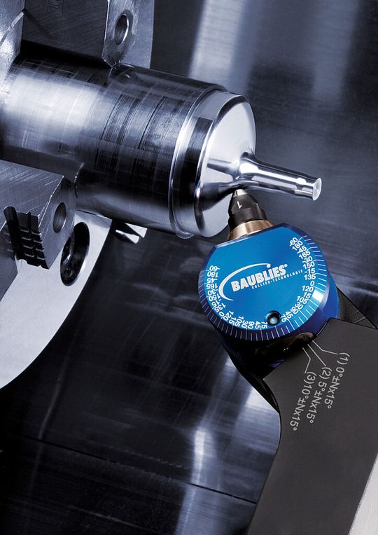 Beim Glätten mit Diamantwerkzeugen gleitet ein feinstpolierter Diamant mit definiertem Anpressdruck über die Bauteiloberfläche. Die Rautiefe wird verringert und der Traganteil der Oberfläche erhöht. Beim Glätten mit Diamantwerkzeugen gleitet ein feinstpolierter Diamant mit definiertem Anpressdruck über die Bauteiloberfläche. Die Rautiefe wird verringert und der Traganteil der Oberfläche erhöht.