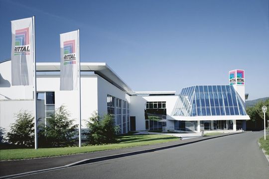 Das Global Headquarter von Rittal in Herborn: Mit der neuen Tochtergesellschaft in Indonesien werden von hier aus jetzt insgesamt 64 Töchter rund um den Globus gesteuert.