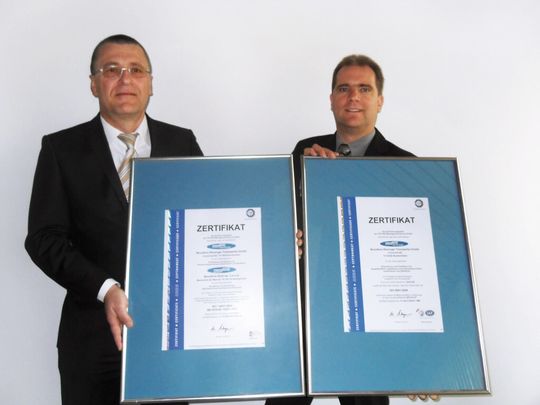 Joachim Wetschenbacher (links) und Willi Schweizer nahmen die Urkunden für die bestandenen Umwelt- und Arbeitsschutz-Audits entgegen. Joachim Wetschenbacher (links) und Willi Schweizer nahmen die Urkunden für die bestandenen Umwelt- und Arbeitsschutz-Audits entgegen.