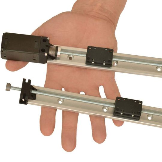 Die kleine und handliche Miniatur-Linearachse SLN27 ist aufgrund des kompakten Drylin N- Gleitführungssystems, egal ob mit oder ohne Motor, ein Fliegengewicht. Die kleine und handliche Miniatur-Linearachse SLN27 ist aufgrund des kompakten Drylin N- Gleitführungssystems, egal ob mit oder ohne Motor, ein Fliegengewicht.