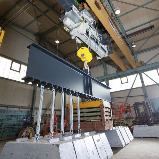 Die Aufhängung zur Befestigung des Hebezeugs am Kran sowie die Traverse zum Anhängen der Prüfgewichte wurden von Stahl Cranesystems eigens für diesen Test angefertigt. Die Aufhängung zur Befestigung des Hebezeugs am Kran sowie die Traverse zum Anhängen der Prüfgewichte wurden von Stahl Cranesystems eigens für diesen Test angefertigt.