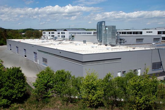 Bertrandt hat sein Technikum räumlich wie thematisch erweitert. In der auf 10.000 m² gewachsenen Halle, befindet sich unter anderen ein Entwicklungsbereich für Prototypen-Motoren sowie ein Batterietestzentrum. Bertrandt hat sein Technikum räumlich wie thematisch erweitert. In der auf 10.000 m² gewachsenen Halle, befindet sich unter anderen ein Entwicklungsbereich für Prototypen-Motoren sowie ein Batterietestzentrum.
