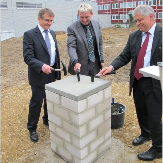 Grundsteinlegung für das Technologie-Zentrum von Continental (von links): Dr. Joachim Zirbs (Standortleiter Limbach-Oberfrohna/Stollberg), Arne Gorzolla (Geschäftsführer Baubüro Freiberg GmbH) und José Avila (Leiter Division Powertrain und Continental-Vorstandsmitglied). Grundsteinlegung für das Technologie-Zentrum von Continental (von links): Dr. Joachim Zirbs (Standortleiter Limbach-Oberfrohna/Stollberg), Arne Gorzolla (Geschäftsführer Baubüro Freiberg GmbH) und José Avila (Leiter Division Powertrain und Continental-Vorstandsmitglied).