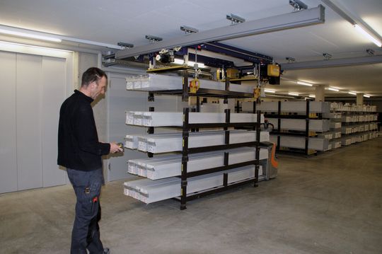Ein Gestell mit Fensterbänken wird mit der neuen GIS-Krananlage vom Stapel abgehoben. Gut sichtbar ist die Hubbegrenzungmittels Endschaltern. Sie schützen die Anlage auch bei unterschiedlichen Höhen. Dank Funkfernbedienung kann sich die Bedienperson frei und sicher bewegen. Ein Gestell mit Fensterbänken wird mit der neuen GIS-Krananlage vom Stapel abgehoben. Gut sichtbar ist die Hubbegrenzungmittels Endschaltern. Sie schützen die Anlage auch bei unterschiedlichen Höhen. Dank Funkfernbedienung kann sich die Bedienperson frei und sicher bewegen.