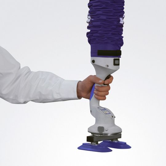 Die Bedienung des Gerätes über den ergonomischen Griff erfordert nur eine Hand. Die Bedienung des Gerätes über den ergonomischen Griff erfordert nur eine Hand.