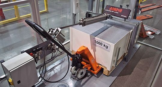 Im Testzentrum werden Produkte von Toyota Material Handling stets auf ihre Funktionalität getestet und optimiert. Im Testzentrum werden Produkte von Toyota Material Handling stets auf ihre Funktionalität getestet und optimiert.