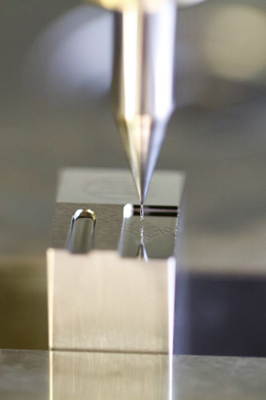 Bei Schroeder + Bauer werden kleinste 3D-Konturen in hochlegierte Stähle mit bis zu 70 HRC eingefräst. Das Zusammenspiel zwischen der Makino-Maschine, den Zecha-Mikrofräsern und der Technologiekompetenz bei Schroeder + Bauer sorgt für prozesssichere Ergebnisse. Bei Schroeder + Bauer werden kleinste 3D-Konturen in hochlegierte Stähle mit bis zu 70 HRC eingefräst. Das Zusammenspiel zwischen der Makino-Maschine, den Zecha-Mikrofräsern und der Technologiekompetenz bei Schroeder + Bauer sorgt für prozesssichere Ergebnisse.