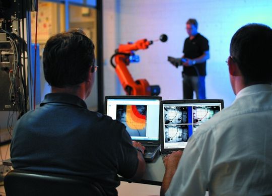 Testfeld bei DaimlerChrysler in Sindelfingen: Die Warn- und Schutzräume eines sicheren Videoerkennungssystems lassen sich ganz einfach am PC konfigurieren. Testfeld bei DaimlerChrysler in Sindelfingen: Die Warn- und Schutzräume eines sicheren Videoerkennungssystems lassen sich ganz einfach am PC konfigurieren.