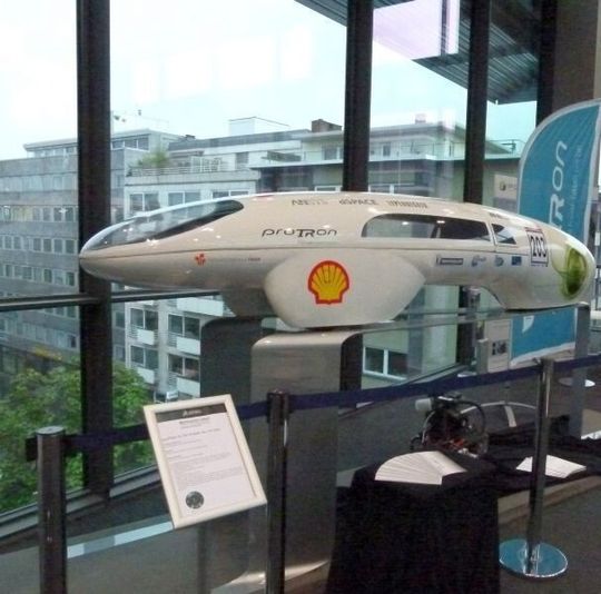 Die Fachhochschule Trier hat mit dem Projekt proTRon ein energieeffizientes Rekordfahrzeug entwickelt, , das eine Reichweite von 3465 Kilometer mit dem Energieäquivalent von einem Liter Super Benzin (390 km/kWh) realisiert.