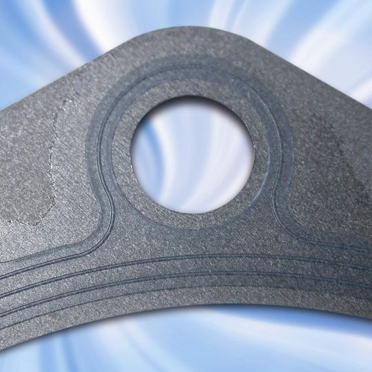 Ein zinkphosphatiertes Blech für Dichtungsanwendungen im Motor mit beidseitig umspritzter Dichtungsspur und sehr dünnen Dichtlippen. Ein zinkphosphatiertes Blech für Dichtungsanwendungen im Motor mit beidseitig umspritzter Dichtungsspur und sehr dünnen Dichtlippen.