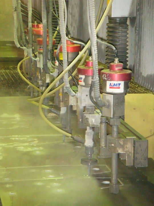 Mehrkopfanlagen schneiden aus einer einerAluminiumplatte parallel Formen aus. Der Austausch einer Düse bedeutet Materialeinbußen Verluste in der Gesamtproduktion. Mehrkopfanlagen schneiden aus einer einerAluminiumplatte parallel Formen aus. Der Austausch einer Düse bedeutet Materialeinbußen Verluste in der Gesamtproduktion.