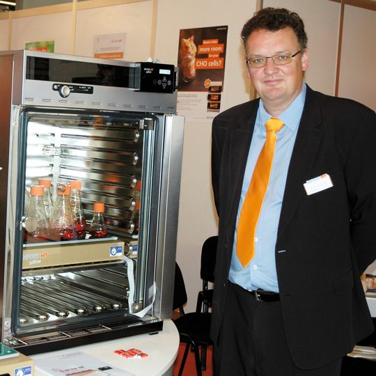 Dr. Daniel Brücher, Produktmanager Schüttler mit dem neuen Celltron-Tischschüttler für Kohlendioxid-Brutschränke. Dr. Daniel Brücher, Produktmanager Schüttler mit dem neuen Celltron-Tischschüttler für Kohlendioxid-Brutschränke.