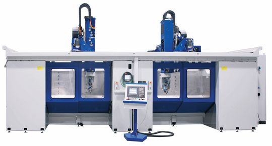 Fräsmaschine mit zwei voneinander unabhängig arbeitenden Frässpindel-Achsgruppen zur Komplettbearbeitung von Bauteilen aus Leichtbau- und Modellwerkstoffen.