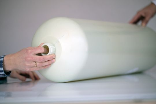 Verantwortlich für die Null-Permeation des Druckgastanks ist ein Faserverbundkunststoff aus Hochleistungsglasfasern und modifiziertem Polyamid. Verantwortlich für die Null-Permeation des Druckgastanks ist ein Faserverbundkunststoff aus Hochleistungsglasfasern und modifiziertem Polyamid.
