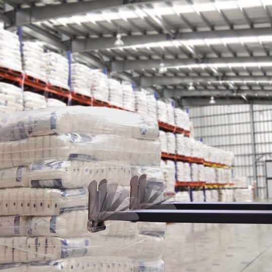 Palette verfehlt, Verpackung intakt: mit dem neuen Gabelzinkenschutz Cargo-Saver von Vetter Umformtechnik. Palette verfehlt, Verpackung intakt: mit dem neuen Gabelzinkenschutz Cargo-Saver von Vetter Umformtechnik.