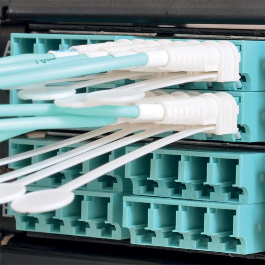 Im tML-Plug&Play-System können statt bisher 96 künftig 192 Fasern auf einer Höheneinheit untergebracht werden. Im tML-Plug&Play-System können statt bisher 96 künftig 192 Fasern auf einer Höheneinheit untergebracht werden.