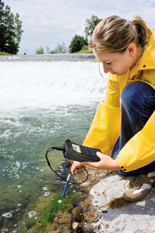 Abb. 1: Robuste und wasserdichte mobile pH-Meter eignen sich für nahezu alle Applikationen Abb. 1: Robuste und wasserdichte mobile pH-Meter eignen sich für nahezu alle Applikationen