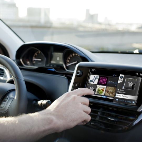 Im neuen, besonders bei jungen Käufern beliebten, Peugeot 208 ist ein Touchscreen-System mit individuellen Apps verfügbar. Im neuen, besonders bei jungen Käufern beliebten, Peugeot 208 ist ein Touchscreen-System mit individuellen Apps verfügbar.