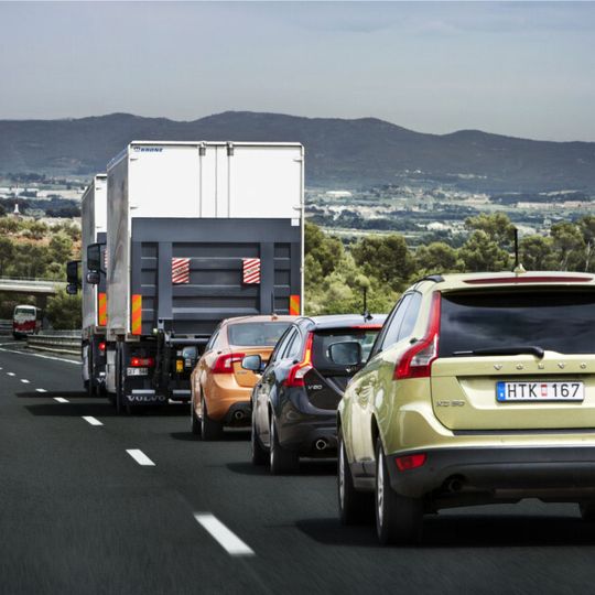 Die Kolonnenfahrt im Praxistest. Auf einer Stecke von 200 Kilometern funktionierte das System fehlerfrei. Die Kolonnenfahrt im Praxistest. Auf einer Stecke von 200 Kilometern funktionierte das System fehlerfrei.