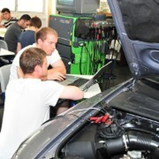 An der Heinrich-Lanz-Schule können sich Abiturienten künftig in dreieinhalb Jahren zum Gesellen, Technischen Fachwirt und Kfz-Meister ausbilden lassen.