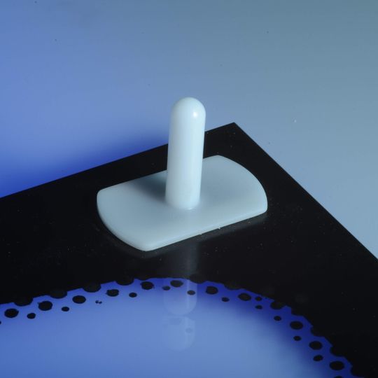 Lichthärtende Acrylatklebstoffe sind bei der Clipsverklebung von Autoscheiben zunehmend gefragt, da sie schneller aushärten, flexibel und gut beständig gegen Medien sind.