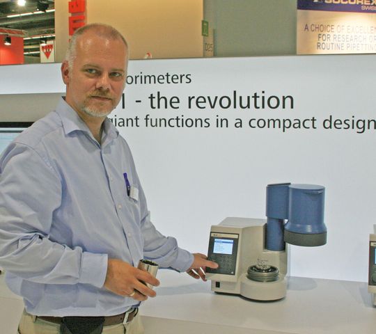 Kai-Oliver Linde von IKA mit der Weltneuheit, dem äußerst kompakten Kalorimeter C 1. Kai-Oliver Linde von IKA mit der Weltneuheit, dem äußerst kompakten Kalorimeter C 1.