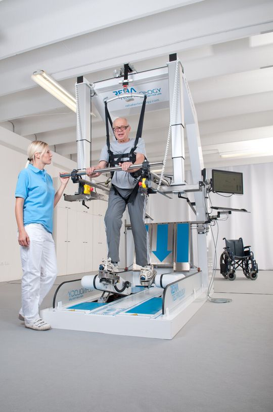 Der Gangroboter „G-EO-System“ passt sich nicht nur an die Bedürfnisse des Patienten an - er entlastet auch den Physiotherapeuten bei seinem körperlichen Einsatz Der Gangroboter „G-EO-System“ passt sich nicht nur an die Bedürfnisse des Patienten an - er entlastet auch den Physiotherapeuten bei seinem körperlichen Einsatz