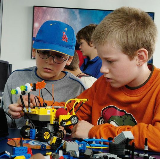 Kleine Lego-Ingenieure bei der Arbeit: Aber auch die großen Ingenieure sind fasziniert von den bunten Klötzchen Kleine Lego-Ingenieure bei der Arbeit: Aber auch die großen Ingenieure sind fasziniert von den bunten Klötzchen