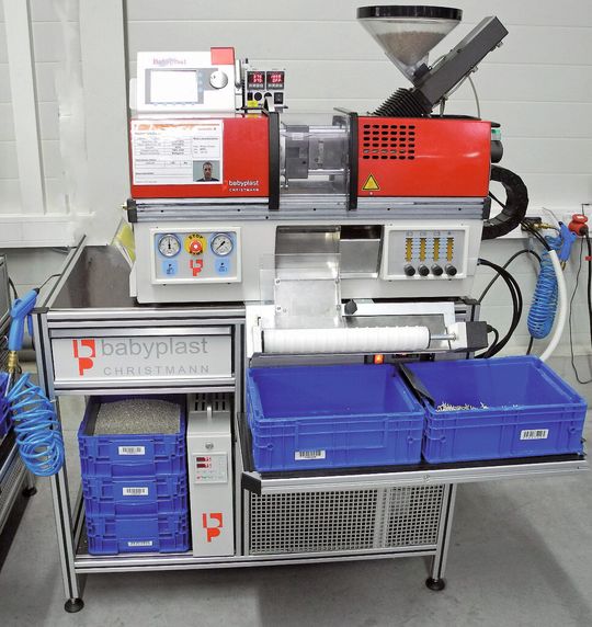 Die kleinste ihrer Art: Fertigungszelle von Babyplast auf 0,84 m², eine autarke Prozesseinheit zur Verarbeitung von Hochtemperaturmaterialien. Die kleinste ihrer Art: Fertigungszelle von Babyplast auf 0,84 m², eine autarke Prozesseinheit zur Verarbeitung von Hochtemperaturmaterialien.
