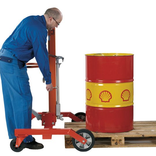 Dank Breitspurfahrwerk lassen sich mit dem Robot auch Fässer aufnehmen, die mittig auf einer Palette stehen. Dank Breitspurfahrwerk lassen sich mit dem Robot auch Fässer aufnehmen, die mittig auf einer Palette stehen.