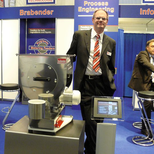 Michael Weller, Verkaufsleiter von Brabender, freut sich über die rege Nachfrage – vor allem Dosierer für Kleinstmengen sind gefragt.