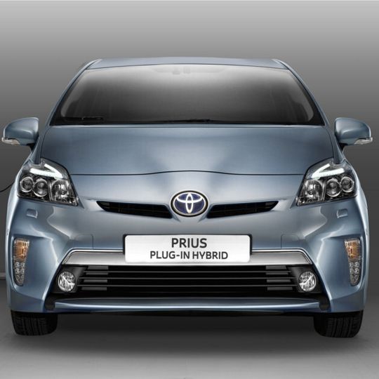 An der Haushaltssteckdose auftanken und rund 25 km elektrisch fahren: Der Toyota Prius Plug-in Hybrid. An der Haushaltssteckdose auftanken und rund 25 km elektrisch fahren: Der Toyota Prius Plug-in Hybrid.