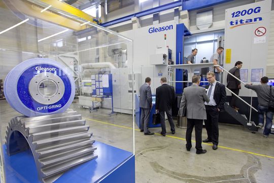 Premiere für die Titan 1200 G, die mit automatischem Werkzeugwechsler für deutliche Produktivitätssteigerungen beim Profilschleifen sorge. Premiere für die Titan 1200 G, die mit automatischem Werkzeugwechsler für deutliche Produktivitätssteigerungen beim Profilschleifen sorge.