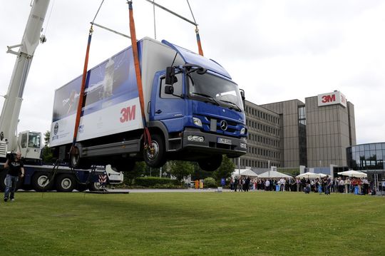Ein bisschen Klebstoff genügte, um diesen 10-t-Laster eine Stunde lang über dem Boden zu halten. Ein bisschen Klebstoff genügte, um diesen 10-t-Laster eine Stunde lang über dem Boden zu halten.