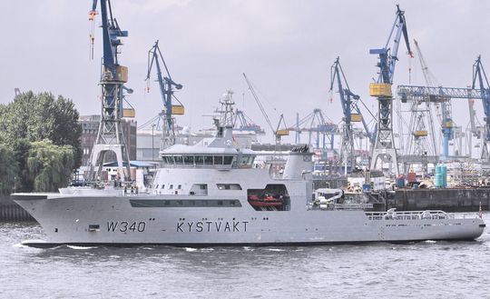 Die KV Barentshav der norwegischen Küstenwache ist das erste flüssiggasbetriebene Schiff, das den Hamburger Hafen angesteuert hat. Die KV Barentshav der norwegischen Küstenwache ist das erste flüssiggasbetriebene Schiff, das den Hamburger Hafen angesteuert hat.