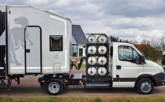 Die Zweimann-Wohnkabine des innovativen Fahrzeugkonzeptes von Taxo-Obermaier bietet jeden Komfort für unterwegs. Die Zweimann-Wohnkabine des innovativen Fahrzeugkonzeptes von Taxo-Obermaier bietet jeden Komfort für unterwegs.
