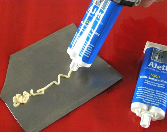 Der AJett 5300, ein lösemittelfreies Zwei-Komponenten-System, das für das sichere Verbinden von Metallen und Kunststoffen entwickelt wurde.