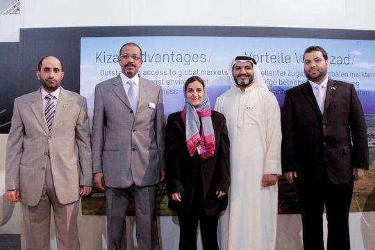 Sheikha Luba, Ministerin für Außenhandel der VAE (m.); Mohamed Omar, Undersecretary beim Department for Economic Development der VAE ( l.); Khaled Salmeen Al-Kawari, Executive Vice President Kizad (r.). Sheikha Luba, Ministerin für Außenhandel der VAE (m.); Mohamed Omar, Undersecretary beim Department for Economic Development der VAE ( l.); Khaled Salmeen Al-Kawari, Executive Vice President Kizad (r.).
