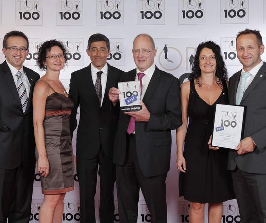 Übergabe der Top-100-Auszeichnung durch Mentor Ranga Yogeshwar am 22. Juni 2012: Daniel Huber, Beatrice Geiler, Ranga Yogeshwar, Peter Huber, Bärbel Huber, Joachim Huber (von links nach rechts). Übergabe der Top-100-Auszeichnung durch Mentor Ranga Yogeshwar am 22. Juni 2012: Daniel Huber, Beatrice Geiler, Ranga Yogeshwar, Peter Huber, Bärbel Huber, Joachim Huber (von links nach rechts).