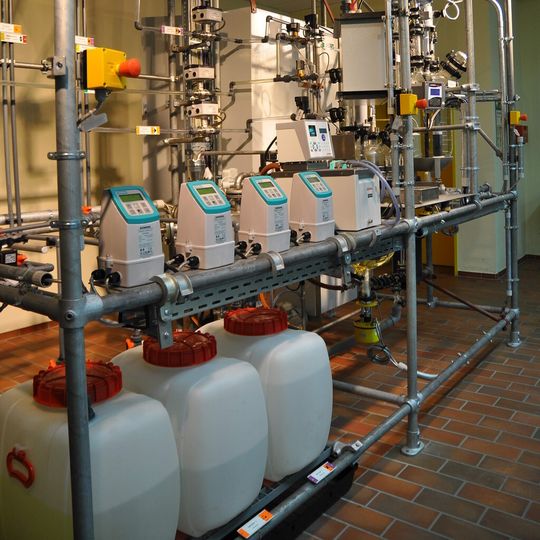 Die Laboranlage produziert anfangs Calciumcarbonat durch Umkristallisation.