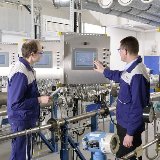 Tectrion-Mitarbeiter legen die Parameter zur Kalibrierung eines elektronischen Durchflussmessers fest. Tectrion-Mitarbeiter legen die Parameter zur Kalibrierung eines elektronischen Durchflussmessers fest.