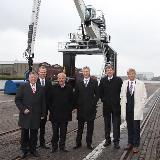 Kooperieren jetzt (v.l.): Michael Heidemann (Zeppelin), Fredrik Österström (Multidocker), Benno Dietz (Claus Rodenberg Portservices), Fred Cordes (Zeppelin), Staale Hansen (Zeppelin) sowie Percy Österström (Multidocker). Kooperieren jetzt (v.l.): Michael Heidemann (Zeppelin), Fredrik Österström (Multidocker), Benno Dietz (Claus Rodenberg Portservices), Fred Cordes (Zeppelin), Staale Hansen (Zeppelin) sowie Percy Österström (Multidocker).