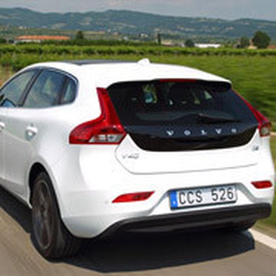 9.000 Einheiten des V 40 will Volvo Deutschland im ersten vollen Verkaufsjahr 2013 verkaufen. 9.000 Einheiten des V 40 will Volvo Deutschland im ersten vollen Verkaufsjahr 2013 verkaufen.