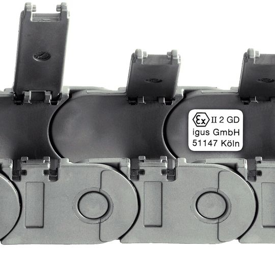 Les chaînes porte-câbles ESD/ATEX d’igus sont reconnaissables à leur étiquette de contrôle et à leur couleur grise (semblable à RAL7015, gris ardoise) afin d’éviter toute confusion avec celles en matériaux standard. Leur matériau spécial igumid ESD et leur conception optimisée garantissent une conductivité durable «sans entretien». Les chaînes porte-câbles ESD/ATEX d’igus sont reconnaissables à leur étiquette de contrôle et à leur couleur grise (semblable à RAL7015, gris ardoise) afin d’éviter toute confusion avec celles en matériaux standard. Leur matériau spécial igumid ESD et leur conception optimisée garantissent une conductivité durable «sans entretien».