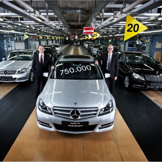 Michael Balke, Leiter Montage C-Klasse und Dr. Willi Reiss, Leiter Mercedes-Benz Werk Sindelfingen mit dem Jubiläumsfahrzeug in der C-Klasse Montage (v. links). Michael Balke, Leiter Montage C-Klasse und Dr. Willi Reiss, Leiter Mercedes-Benz Werk Sindelfingen mit dem Jubiläumsfahrzeug in der C-Klasse Montage (v. links).