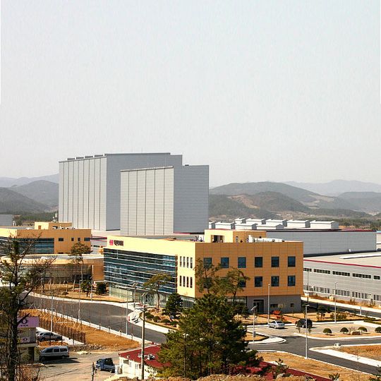 In dem neuen Reifenwerk in Changnyeong, Korea, will Nexen bis zum Jahr 2017 rund 810 MIllionen Euro investieren. Das Produktionsvolumen soll im Jahr 2012 noch 2,6 Millionen Einheiten betragen. In dem neuen Reifenwerk in Changnyeong, Korea, will Nexen bis zum Jahr 2017 rund 810 MIllionen Euro investieren. Das Produktionsvolumen soll im Jahr 2012 noch 2,6 Millionen Einheiten betragen.