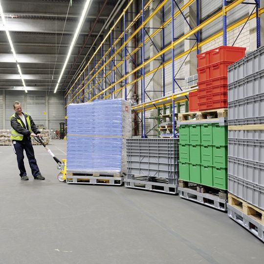 Aneinander gekoppelt können mehrere Rollpaletten sogar einen Routenzug bilden. Aneinander gekoppelt können mehrere Rollpaletten sogar einen Routenzug bilden.