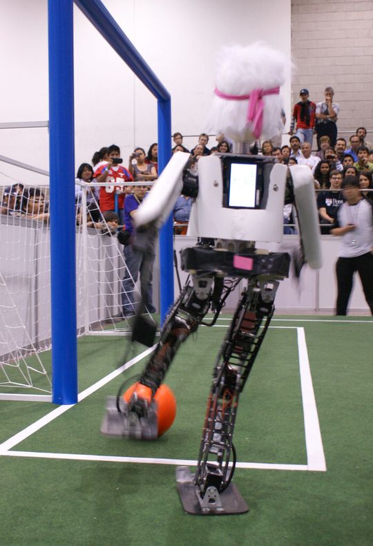 WM-Sieger im Roboterfussball ist das Team „Nimbro“ aus Bonn. Neuester Zugang in der Bonner Mannschaft: der humanoide Roboter „Copedo“. WM-Sieger im Roboterfussball ist das Team „Nimbro“ aus Bonn. Neuester Zugang in der Bonner Mannschaft: der humanoide Roboter „Copedo“.